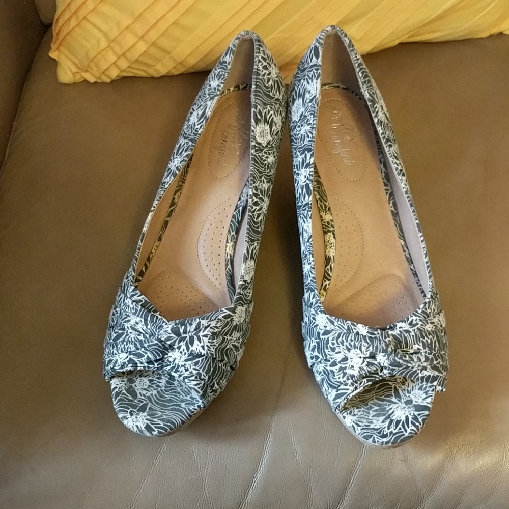 Size 10W Black & White Wedges